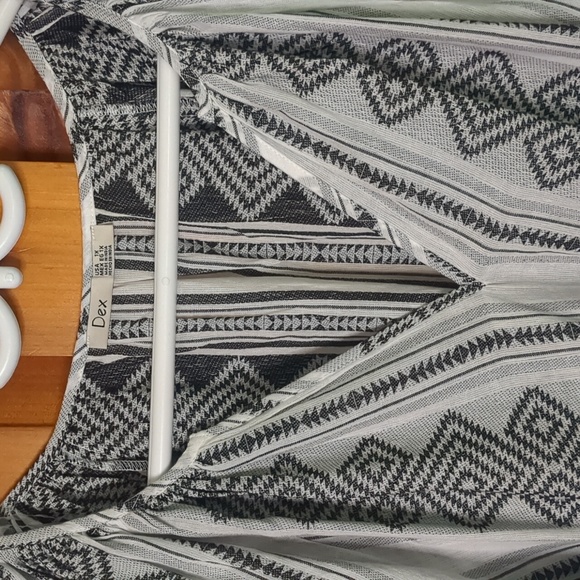 DEX* plus size 1x jacquard v neck top 3/4 sleeve slit sides - Picture 4 of 15